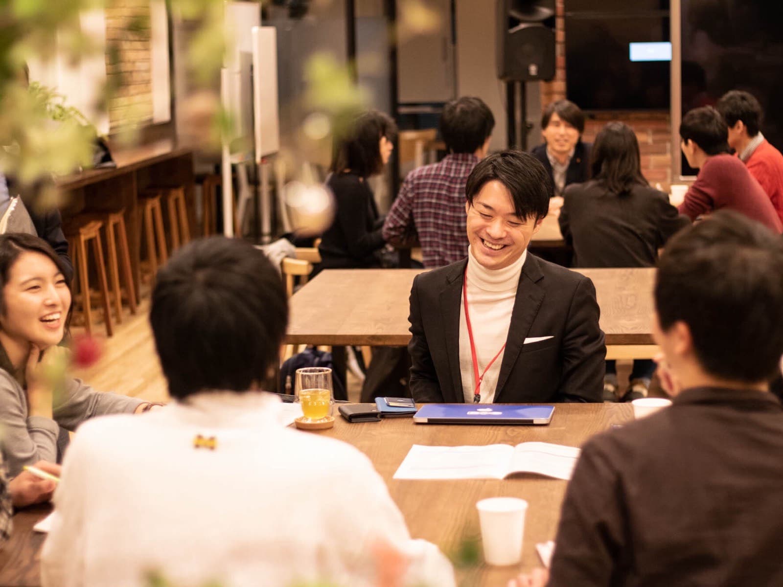 著者と著者志望が集まる交流会の様子